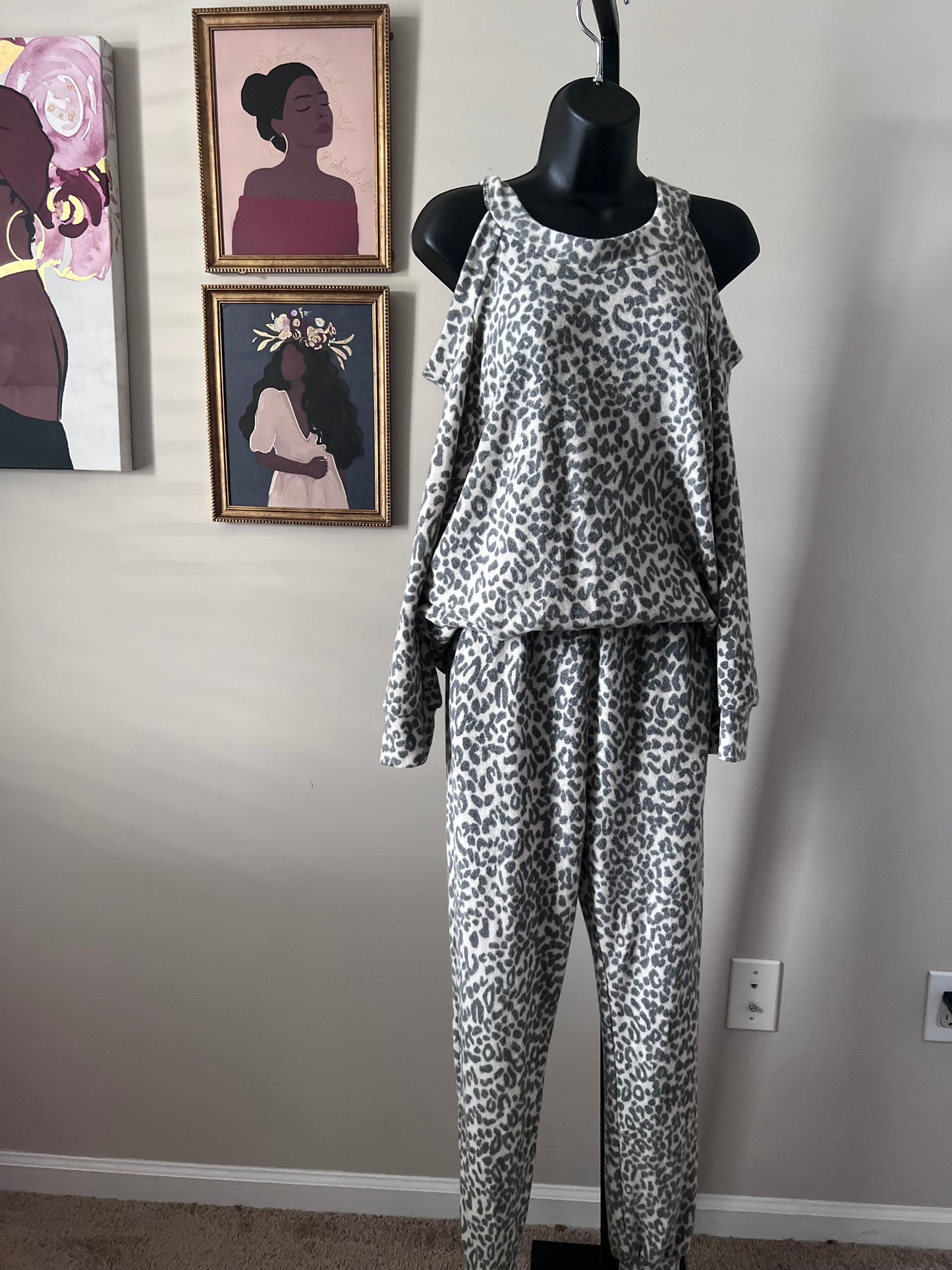 Cold shoulder Leopard Fleece Set Size Medium